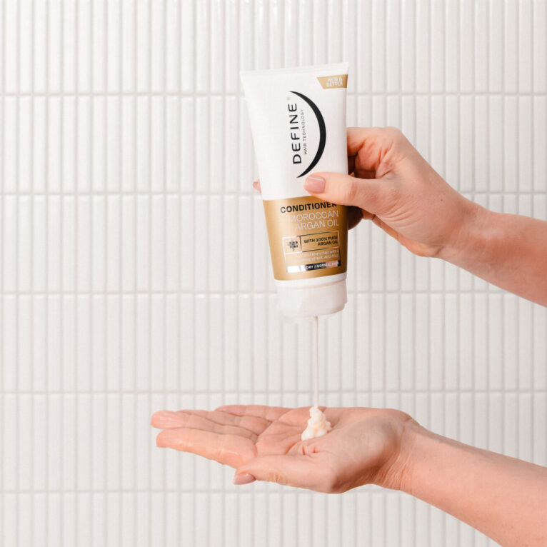 Hånd som spruter balsam i en annen hånd